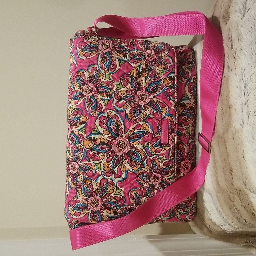 ✨HOST PICK✨ VERA BRADLEY” PINK FLORAL MESSENGER BAG WITH ADJUSTABLE STRAP.